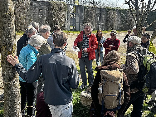 klein1_Klaus_erklaert_den_Zunderschwamm_IMG_8915.jpg desc